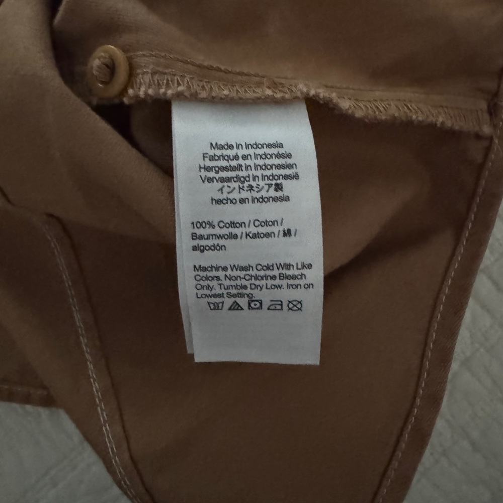 Madewell’s darted button-up shirt in (re)generative chino! - Picture 2 of 9